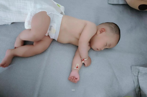 兰考宝宝先长上牙还是下牙